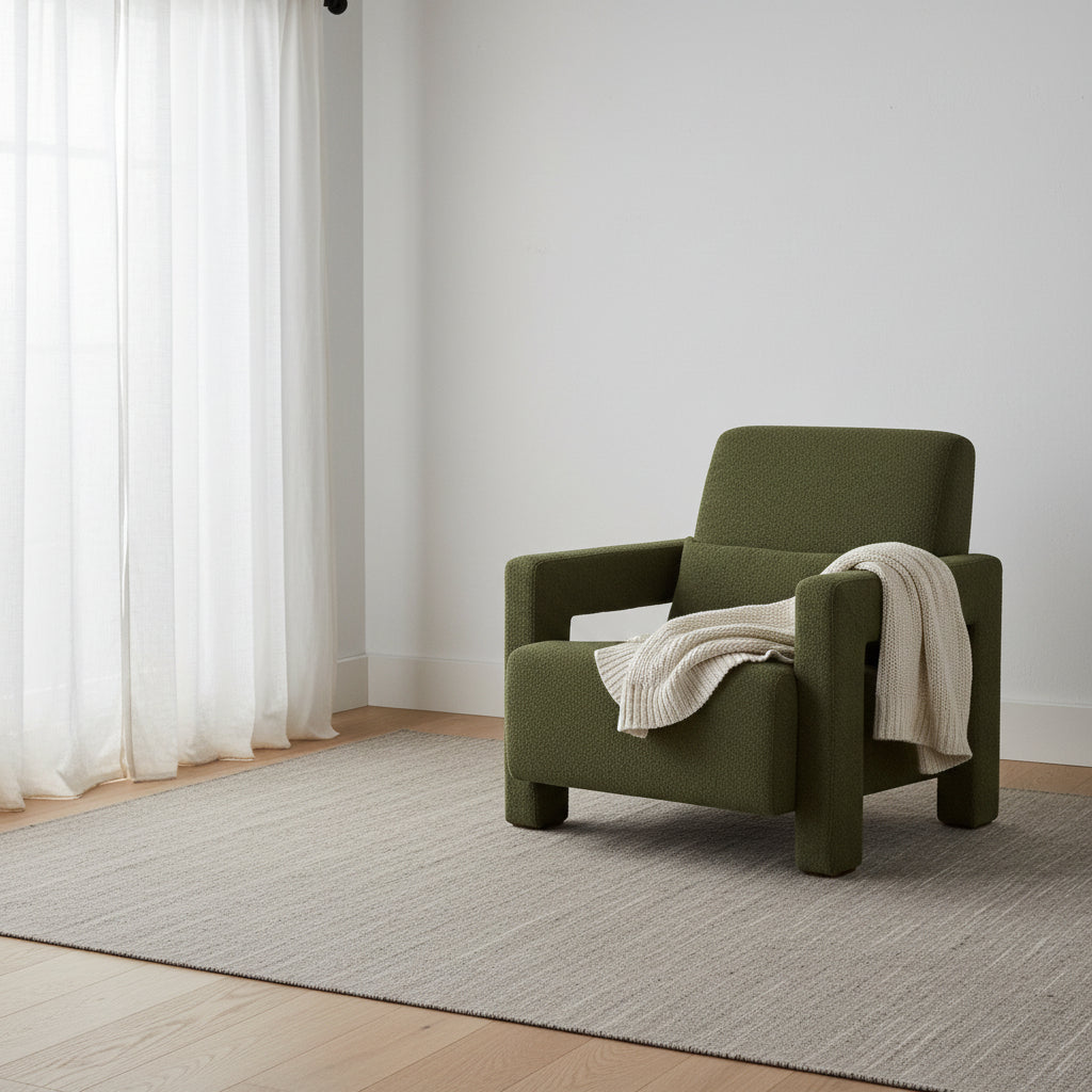 Chaise longue inclinable en bouclette et acier doré antique avec accoudoirs sculptés pour salon