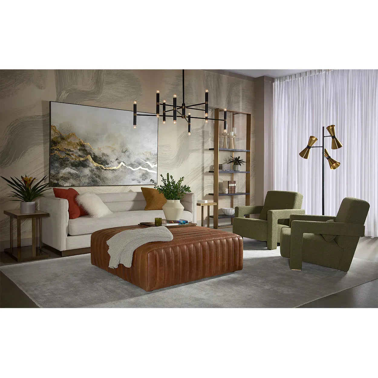 Chaise longue inclinable en bouclette et acier doré antique avec accoudoirs sculptés pour salon