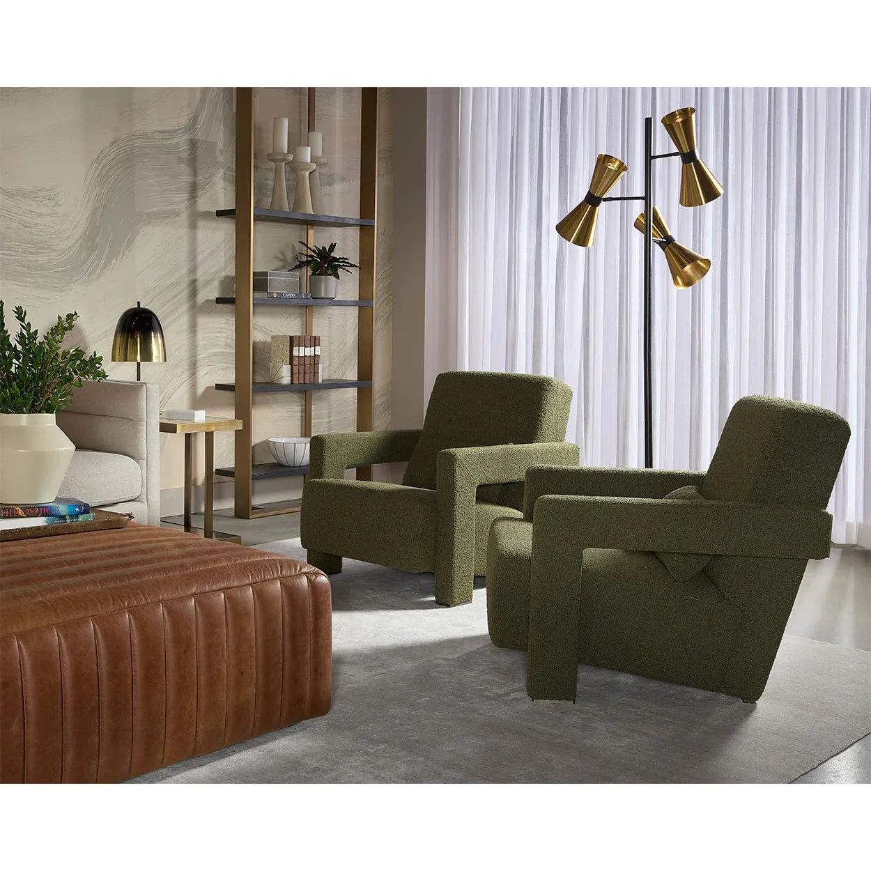 Chaise longue inclinable en bouclette et acier doré antique avec accoudoirs sculptés pour salon