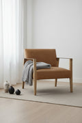 Fauteuil de salon moderne en cuir sésame et chêne rustique massif avec accoudoirs en acier laitonné pour salon