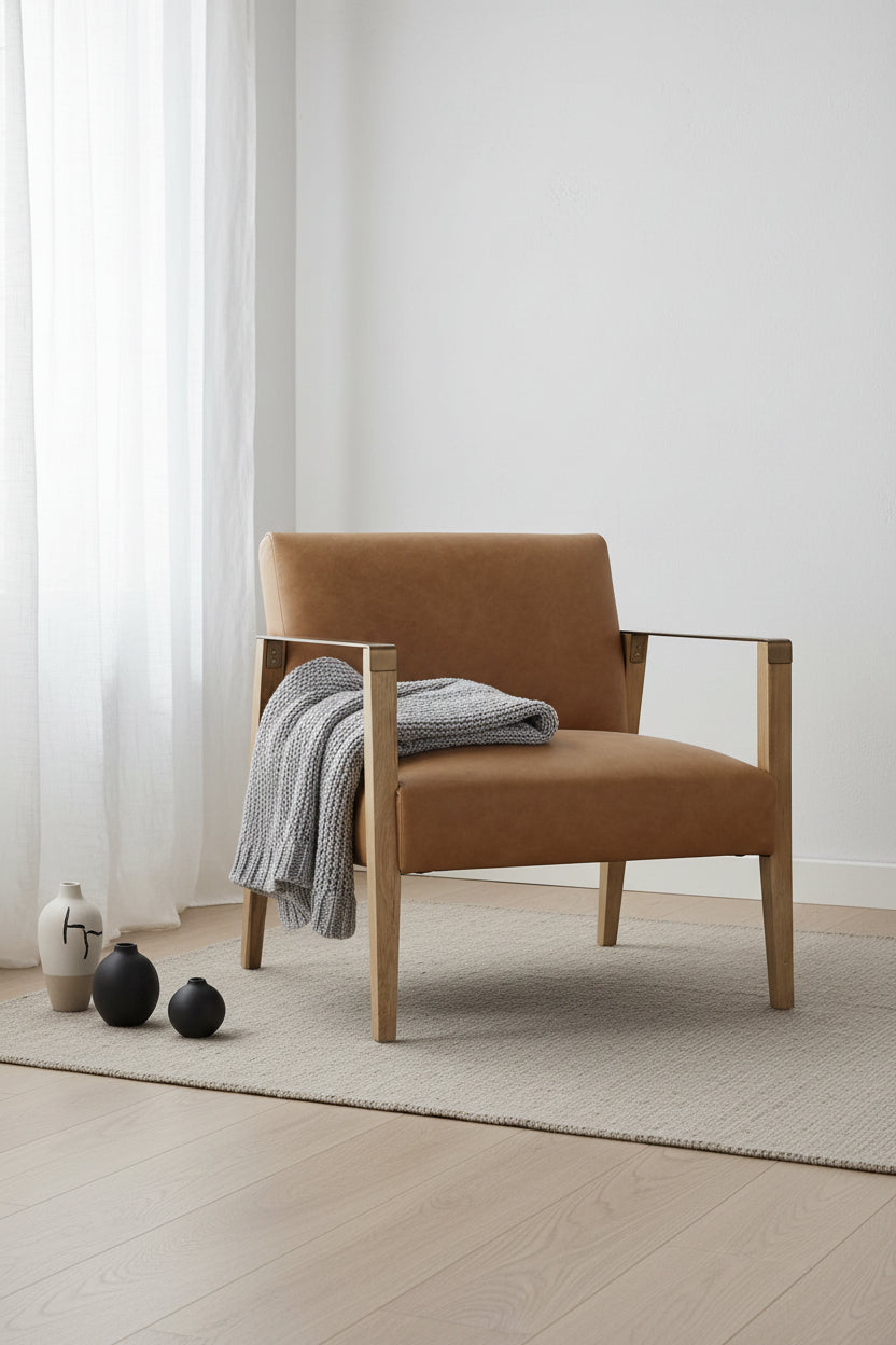 Fauteuil de salon moderne en cuir sésame et chêne rustique massif avec accoudoirs en acier laitonné pour salon