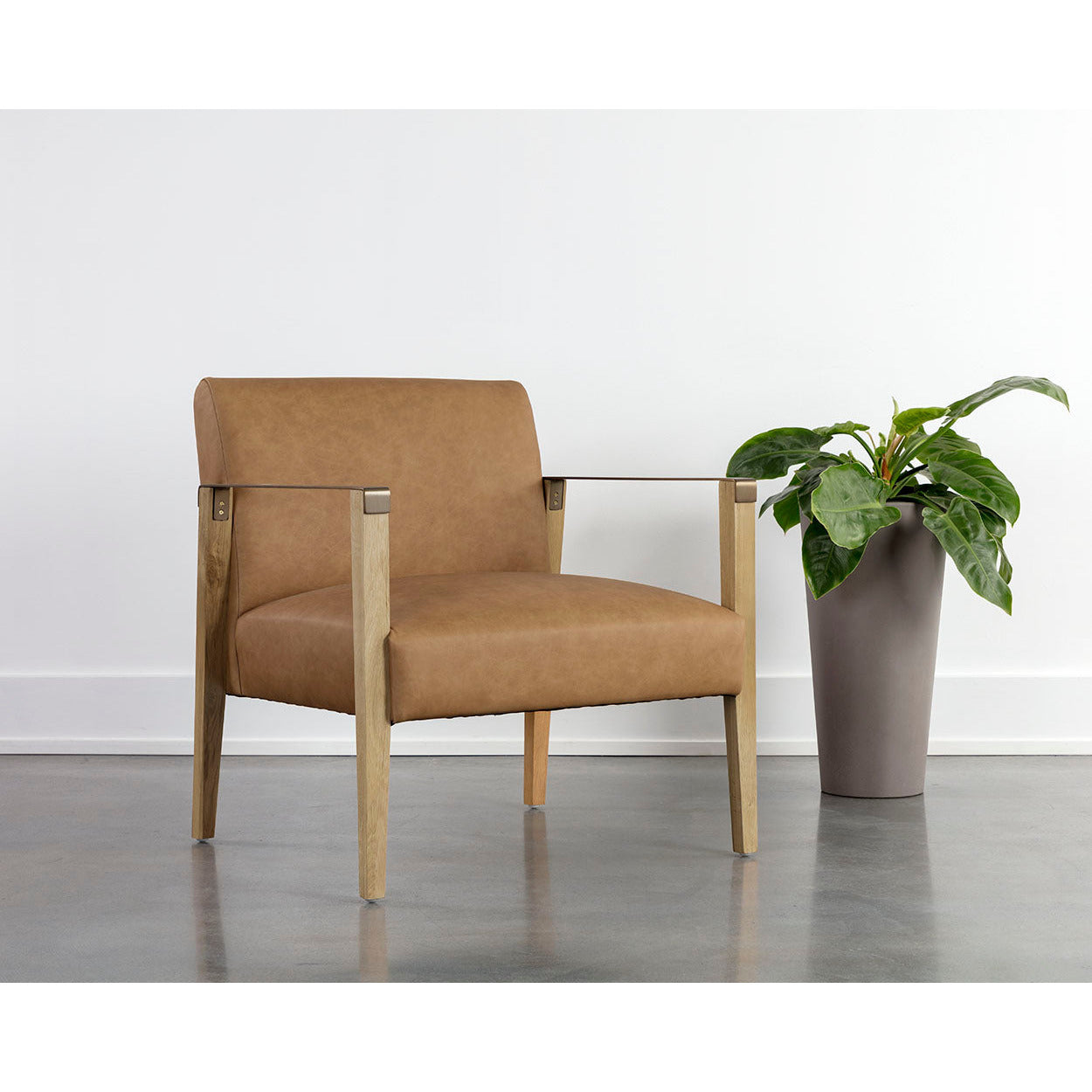 Fauteuil de salon moderne en cuir sésame et chêne rustique massif avec accoudoirs en acier laitonné pour salon