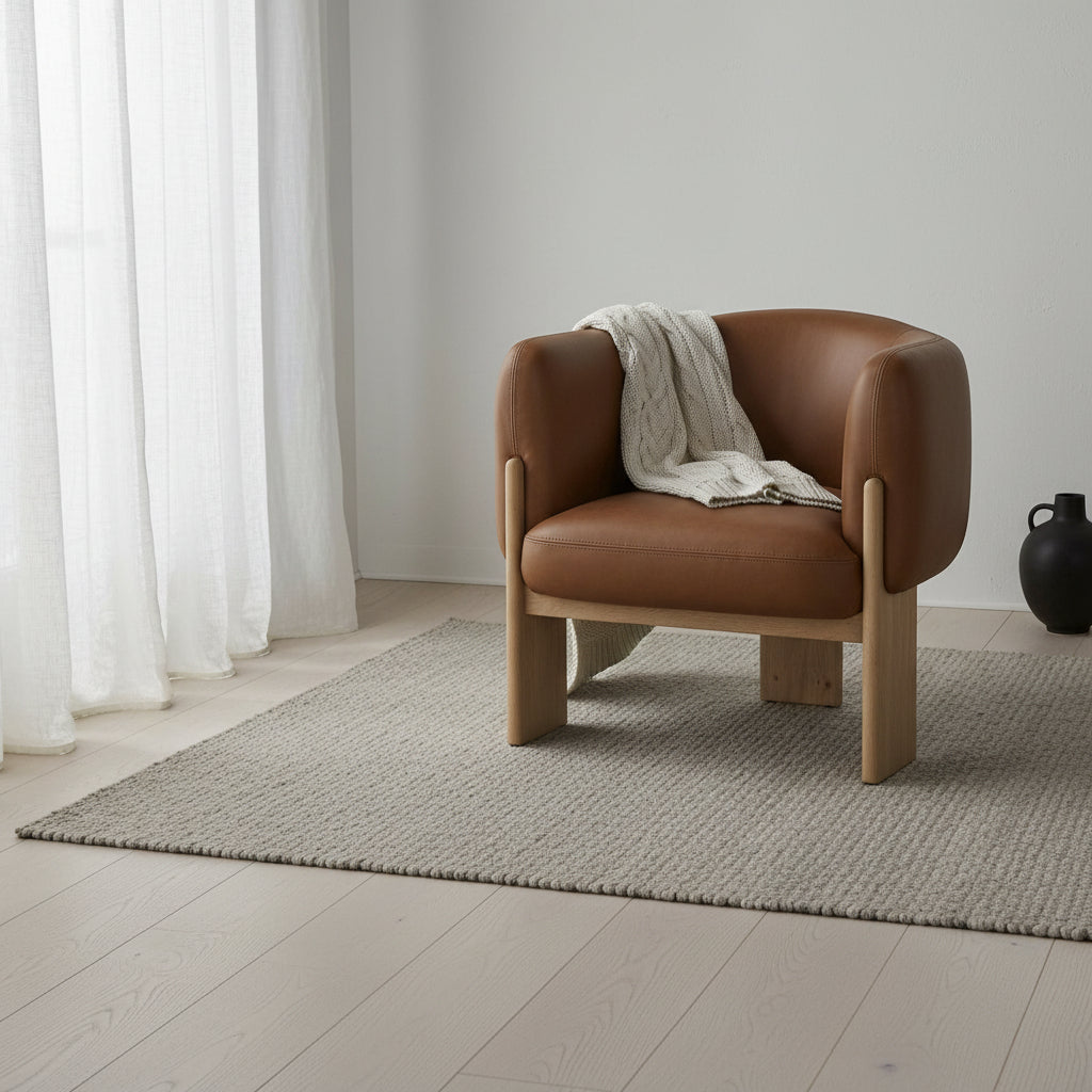 Fauteuil de salon en tissu aux formes uniques et chêne rustique avec piètement cérusé pour le salon
