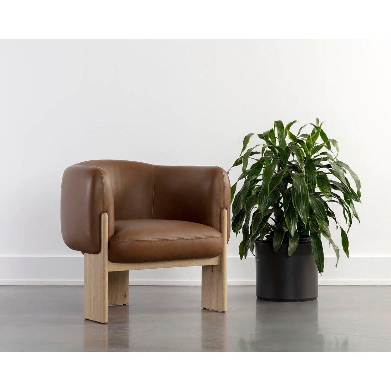 Fauteuil de salon en tissu aux formes uniques et chêne rustique avec piètement cérusé pour le salon