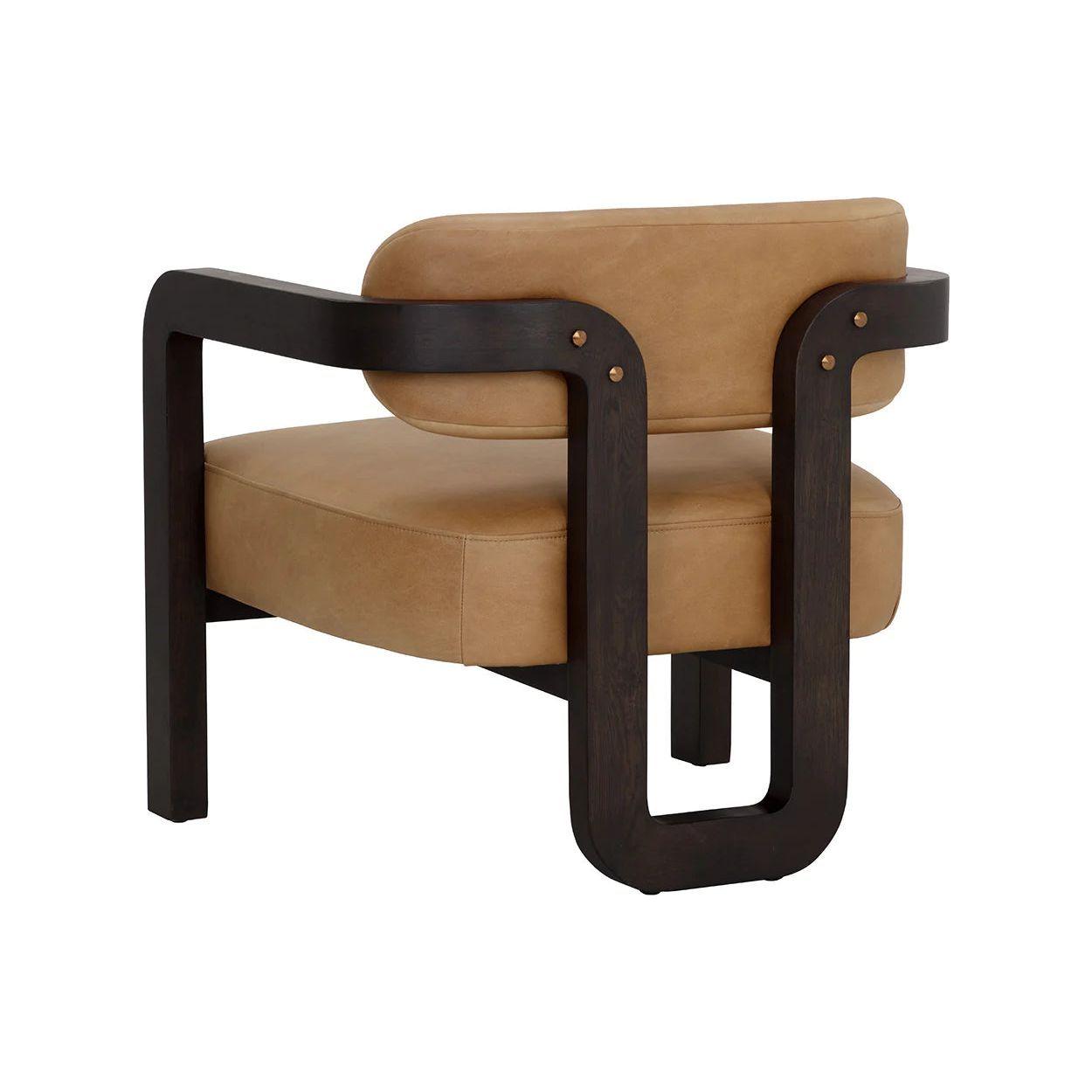 Fauteuil bas tripode en tissu Statuesque Performance et chêne brun avec accents en cuir pour le salon