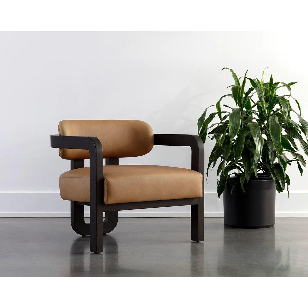 Fauteuil bas tripode en tissu Statuesque Performance et chêne brun avec accents en cuir pour le salon