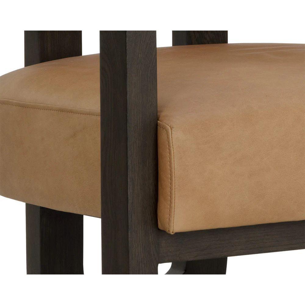 Fauteuil bas tripode en tissu Statuesque Performance et chêne brun avec accents en cuir pour le salon