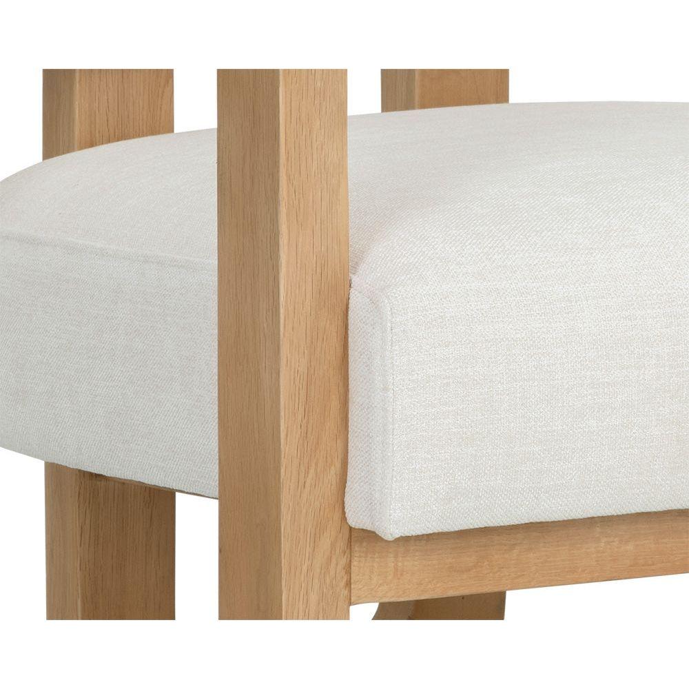Fauteuil bas tripode en tissu Statuesque Performance et chêne brun avec accents en cuir pour le salon