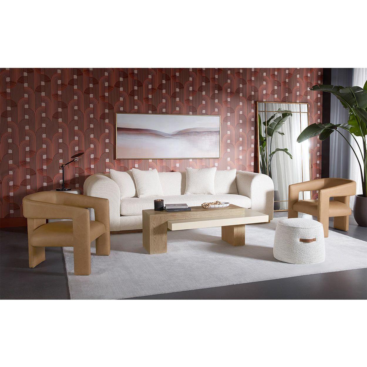 Fauteuil lounge en cuir Sculptural Sésame avec assise large et dossier arrondi pour salon