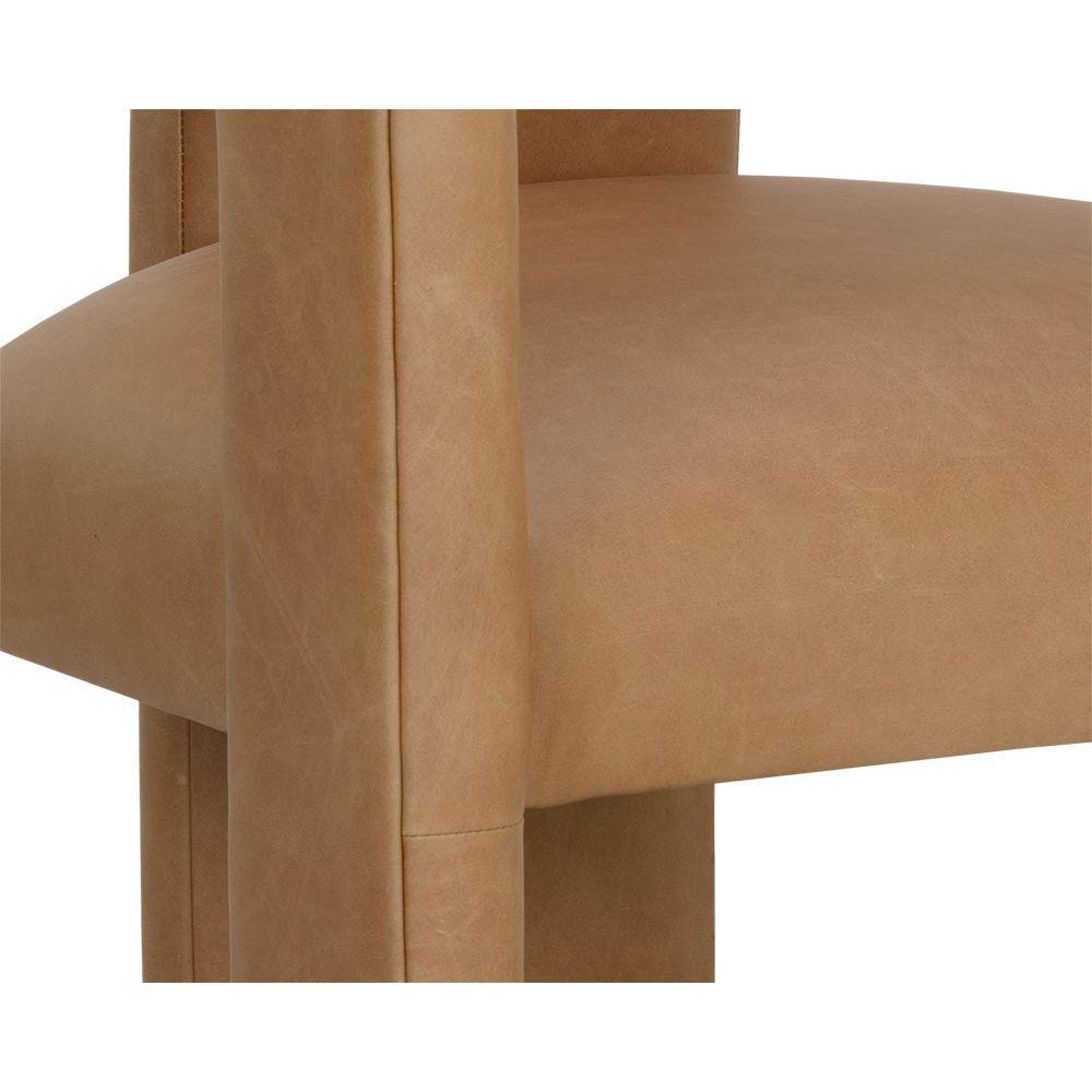 Fauteuil lounge en cuir Sculptural Sésame avec assise large et dossier arrondi pour salon
