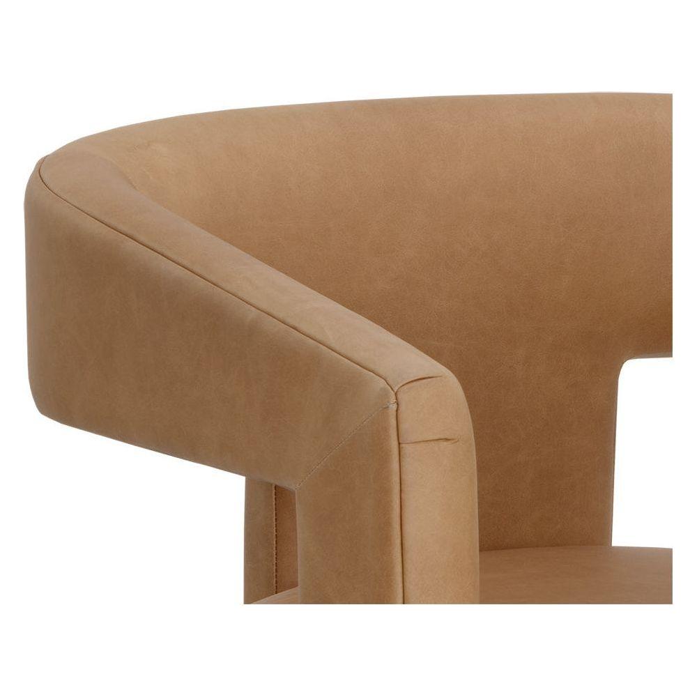 Fauteuil lounge en cuir Sculptural Sésame avec assise large et dossier arrondi pour salon