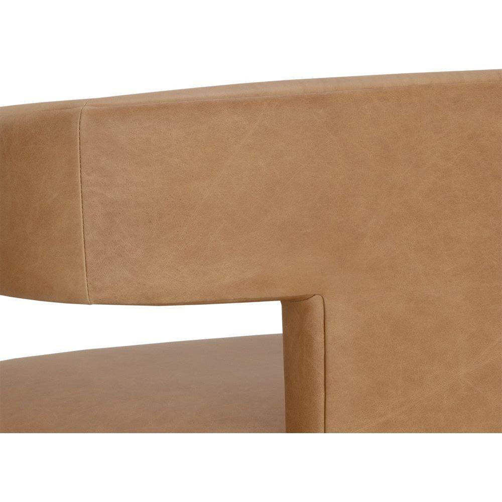 Fauteuil lounge en cuir Sculptural Sésame avec assise large et dossier arrondi pour salon