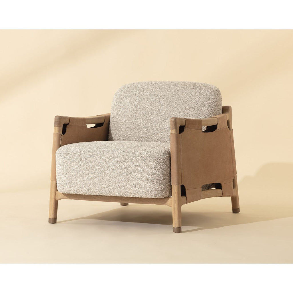 Fauteuil de salon artisanal en chêne massif et cuir nubuck avec détails cloutés et pieds dorés pour salon