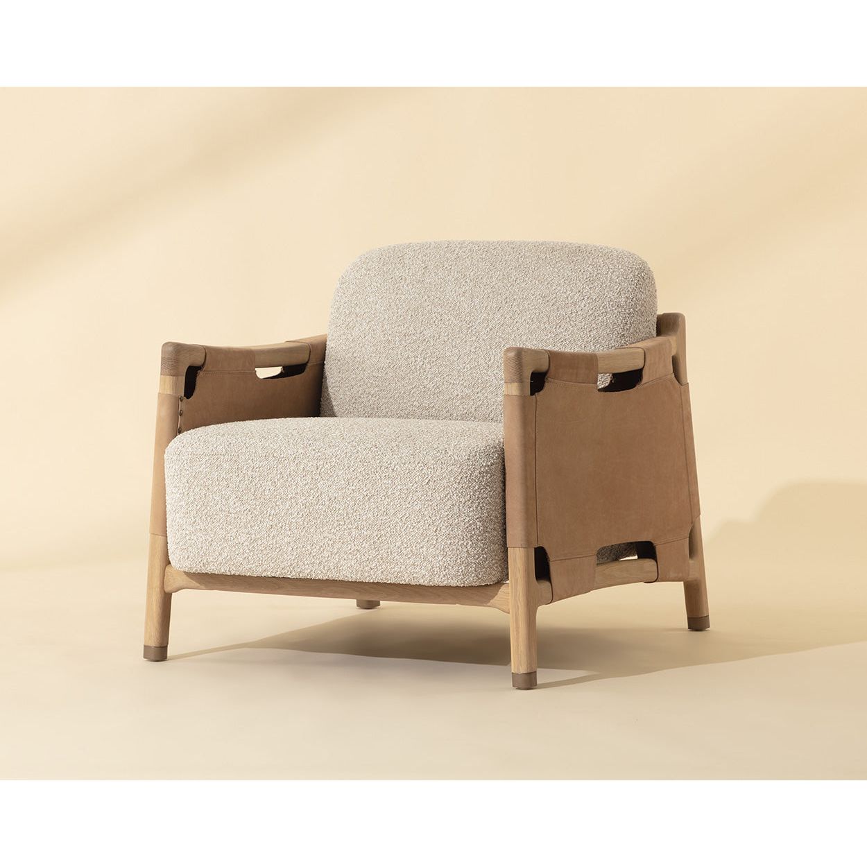 Fauteuil de salon artisanal en chêne massif et cuir nubuck avec détails cloutés et pieds dorés pour salon