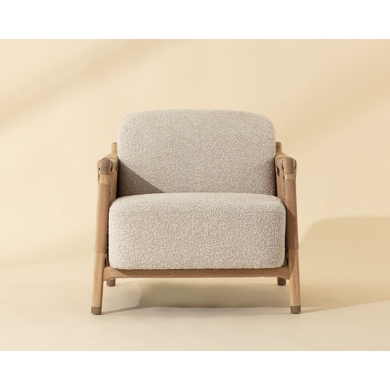 Fauteuil de salon artisanal en chêne massif et cuir nubuck avec détails cloutés et pieds dorés pour salon
