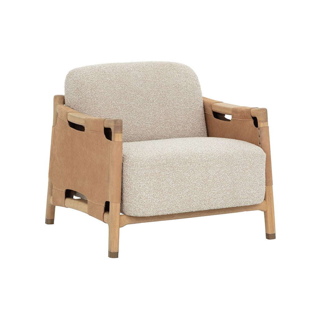 Fauteuil de salon artisanal en chêne massif et cuir nubuck avec détails cloutés et pieds dorés pour salon