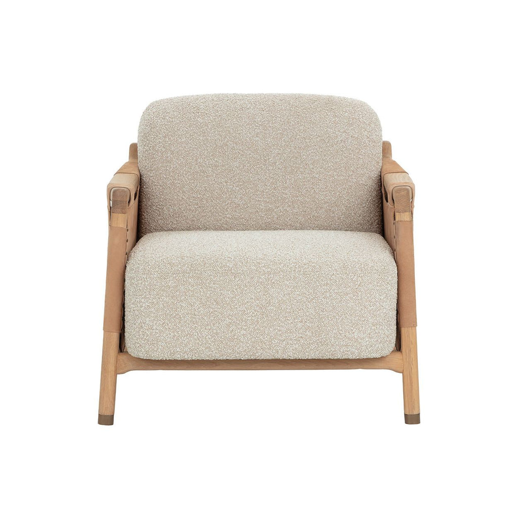 Fauteuil de salon artisanal en chêne massif et cuir nubuck avec détails cloutés et pieds dorés pour salon