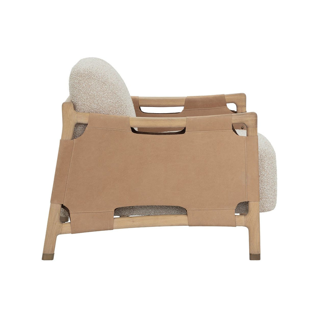 Fauteuil de salon artisanal en chêne massif et cuir nubuck avec détails cloutés et pieds dorés pour salon