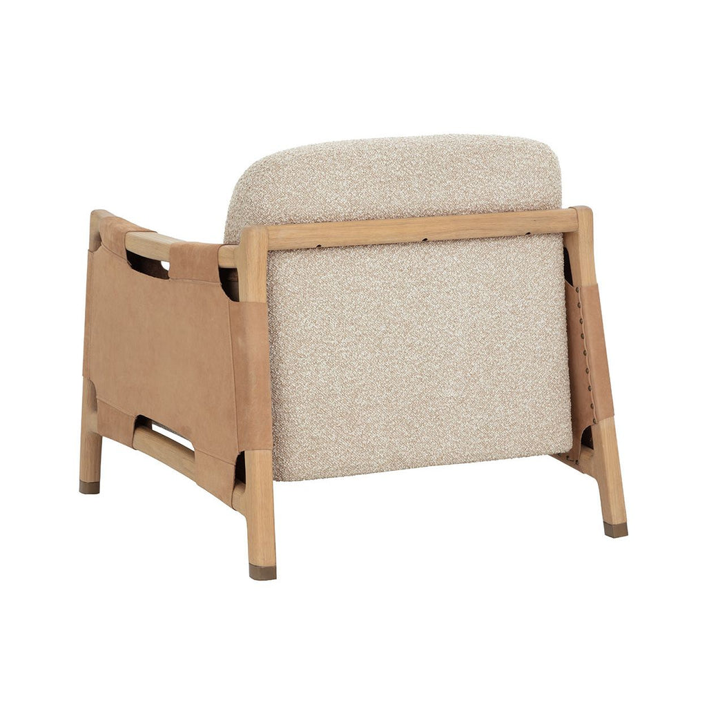 Fauteuil de salon artisanal en chêne massif et cuir nubuck avec détails cloutés et pieds dorés pour salon