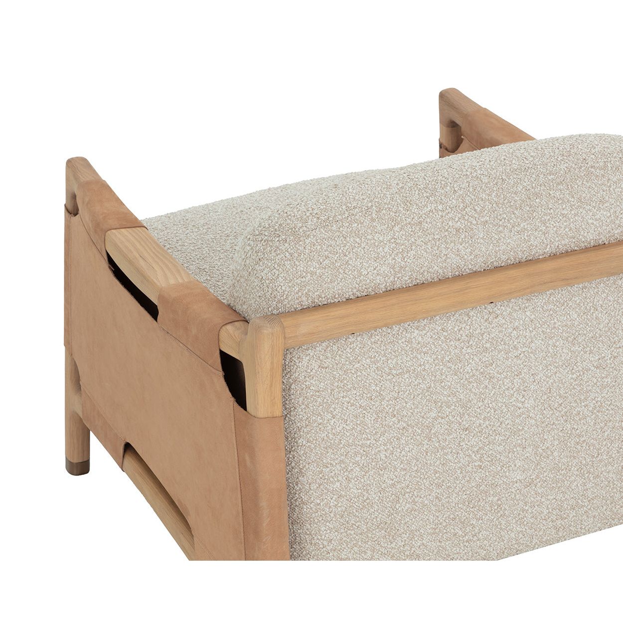 Fauteuil de salon artisanal en chêne massif et cuir nubuck avec détails cloutés et pieds dorés pour salon