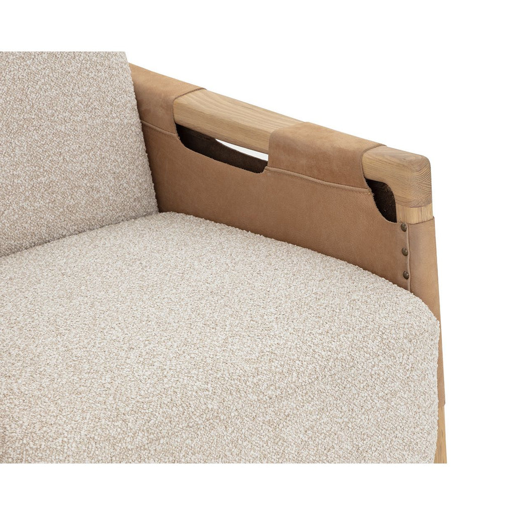 Fauteuil de salon artisanal en chêne massif et cuir nubuck avec détails cloutés et pieds dorés pour salon
