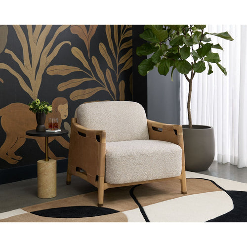 Fauteuil de salon artisanal en chêne massif et cuir nubuck avec détails cloutés et pieds dorés pour salon