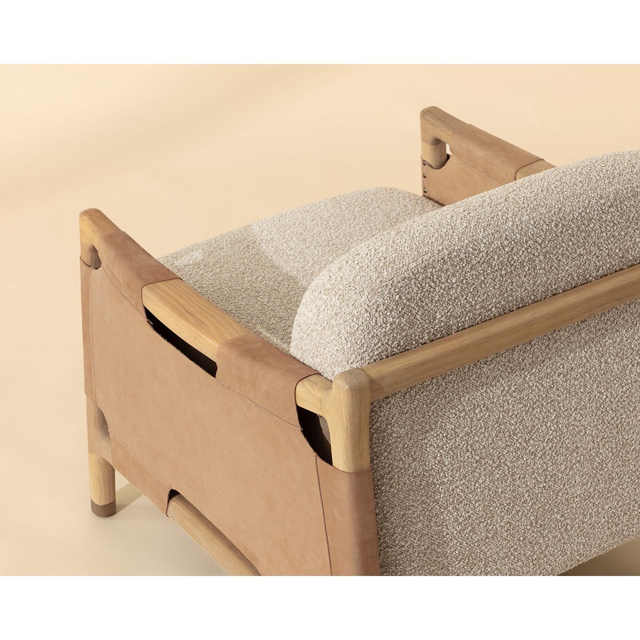 Fauteuil de salon artisanal en chêne massif et cuir nubuck avec détails cloutés et pieds dorés pour salon