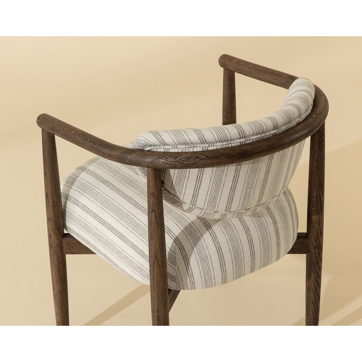 Fauteuil de salle à manger arrondi en chêne foncé et tissu avec capuchons en acier inoxydable pour salle à manger