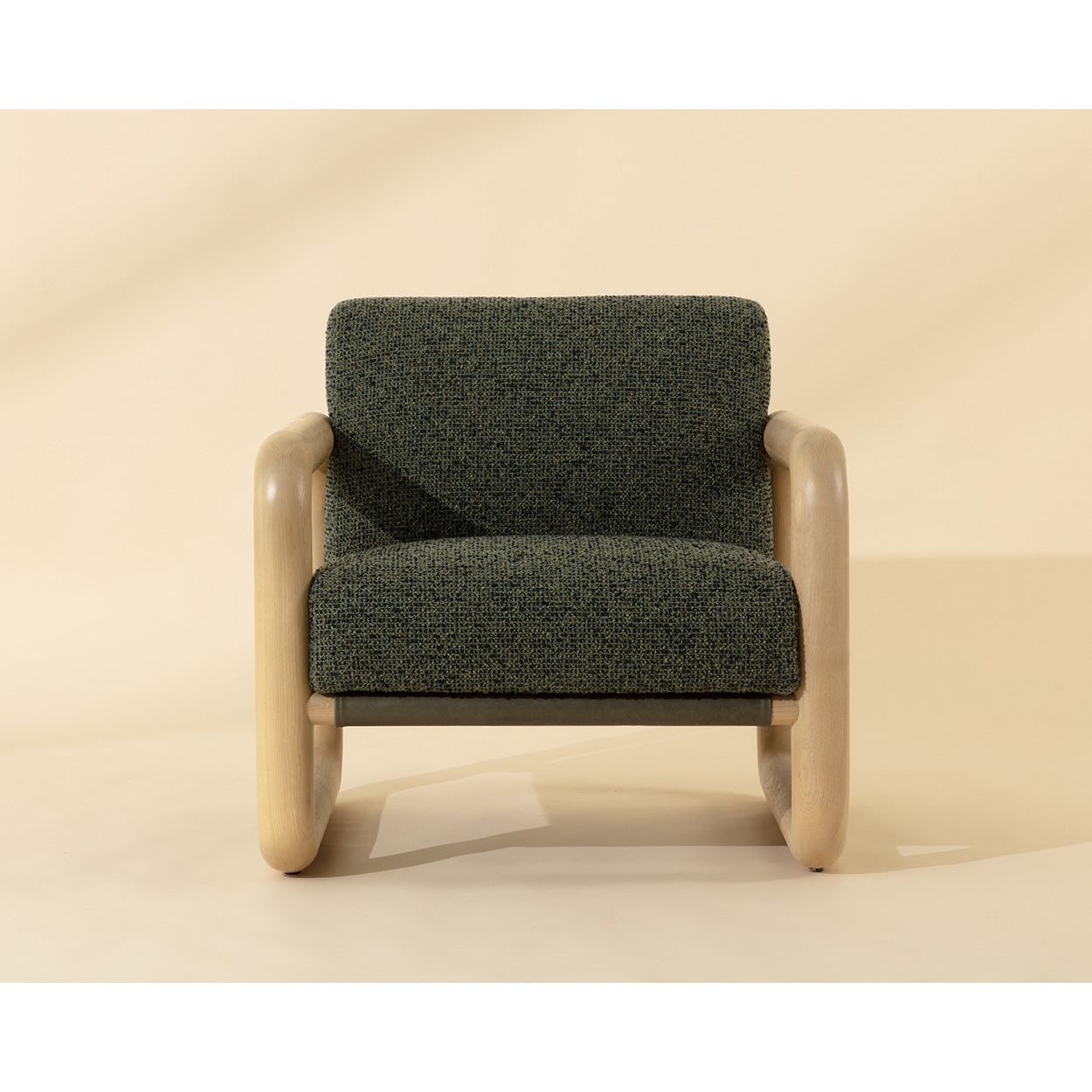 Fauteuil de salon moderne en frêne et cuir avec dossier en panneau olive pour le salon