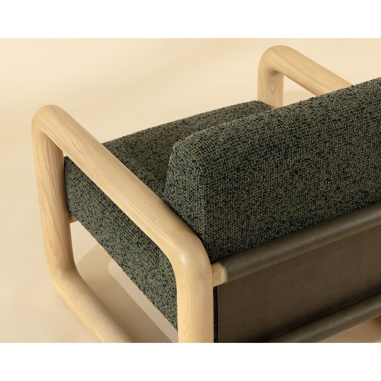 Fauteuil de salon moderne en frêne et cuir avec dossier en panneau olive pour le salon