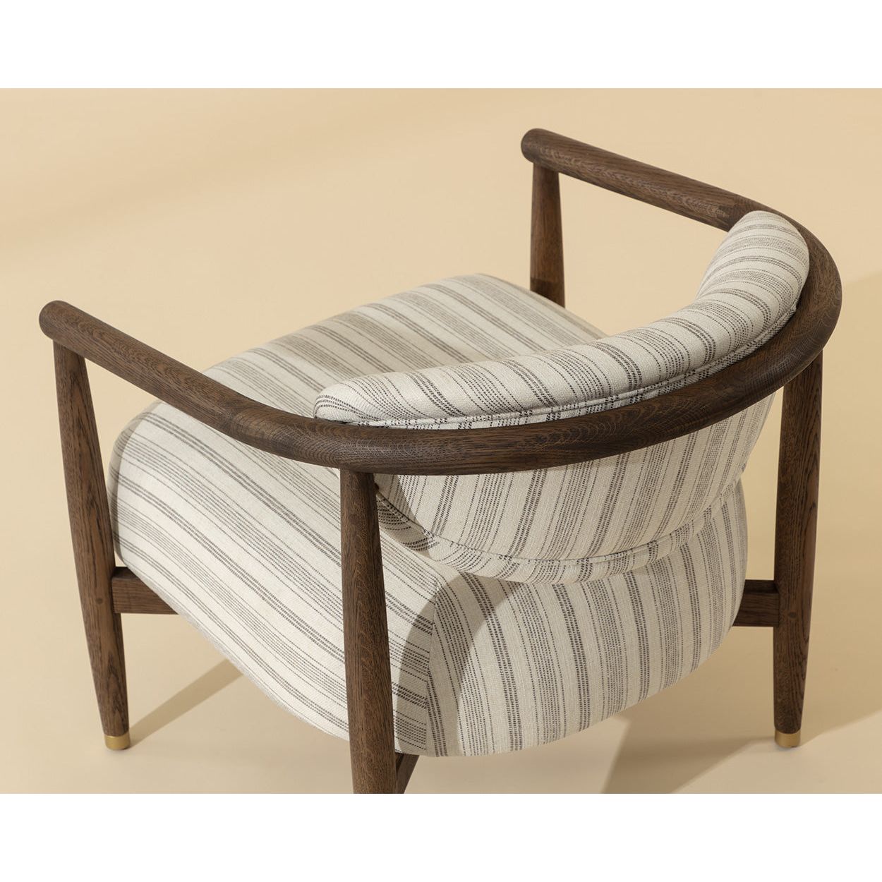 Fauteuil lounge en chêne foncé arrondi et tissu avec pieds en acier inoxydable pour salon ou bureau