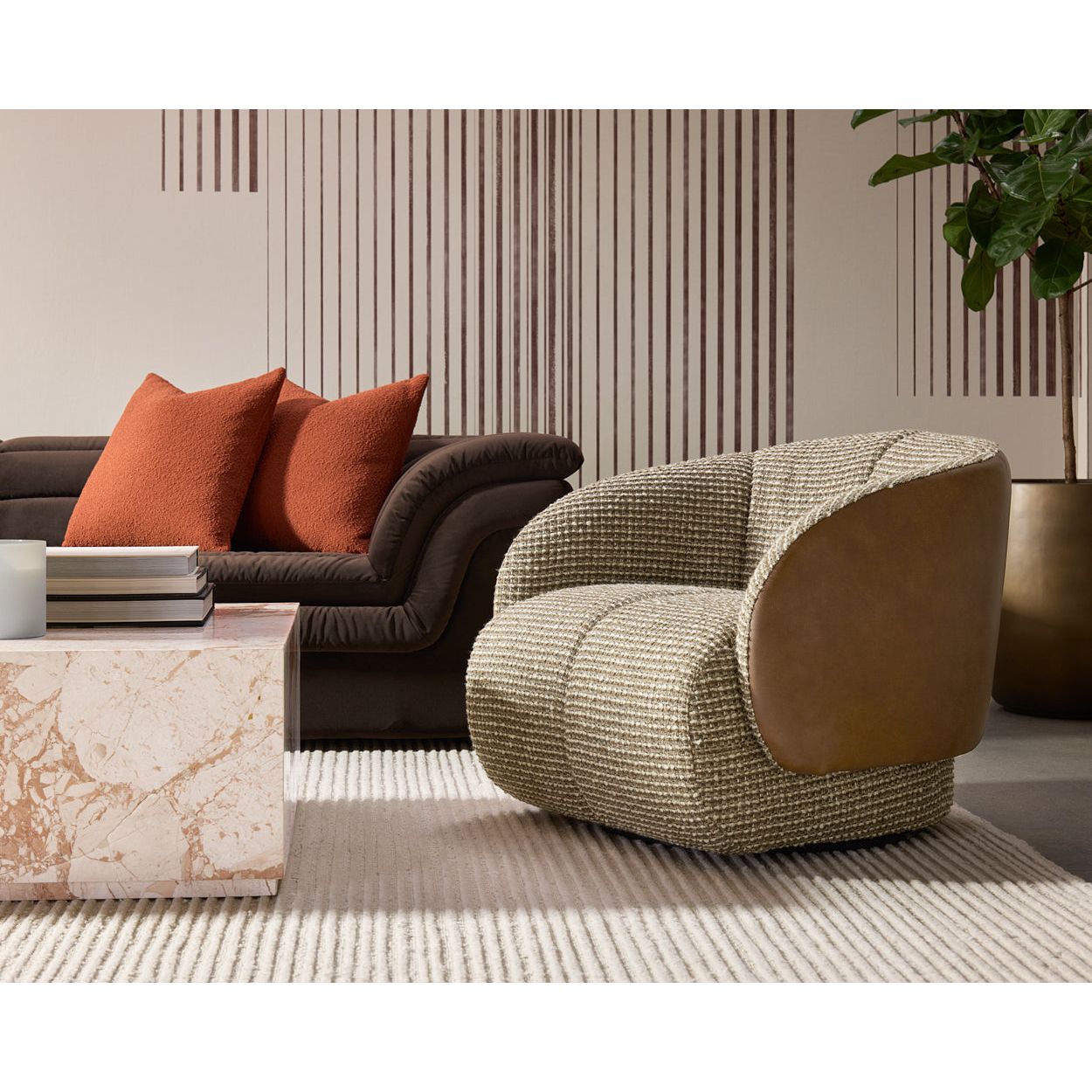 Fauteuil pivotant sculptural italien en cuir bovin et tissu avec dossier rembourré pour salon