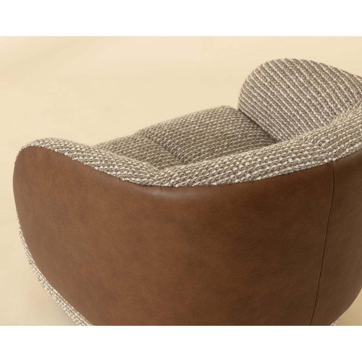 Fauteuil pivotant sculptural italien en cuir bovin et tissu avec dossier rembourré pour salon