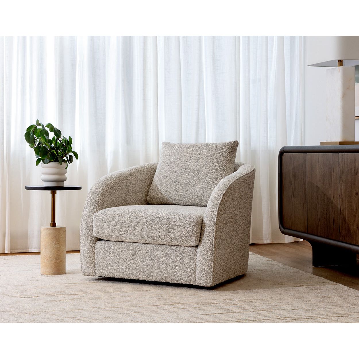 Fauteuil de salon pivotant en tissu moderne avec forme incurvée sculptée pour le salon