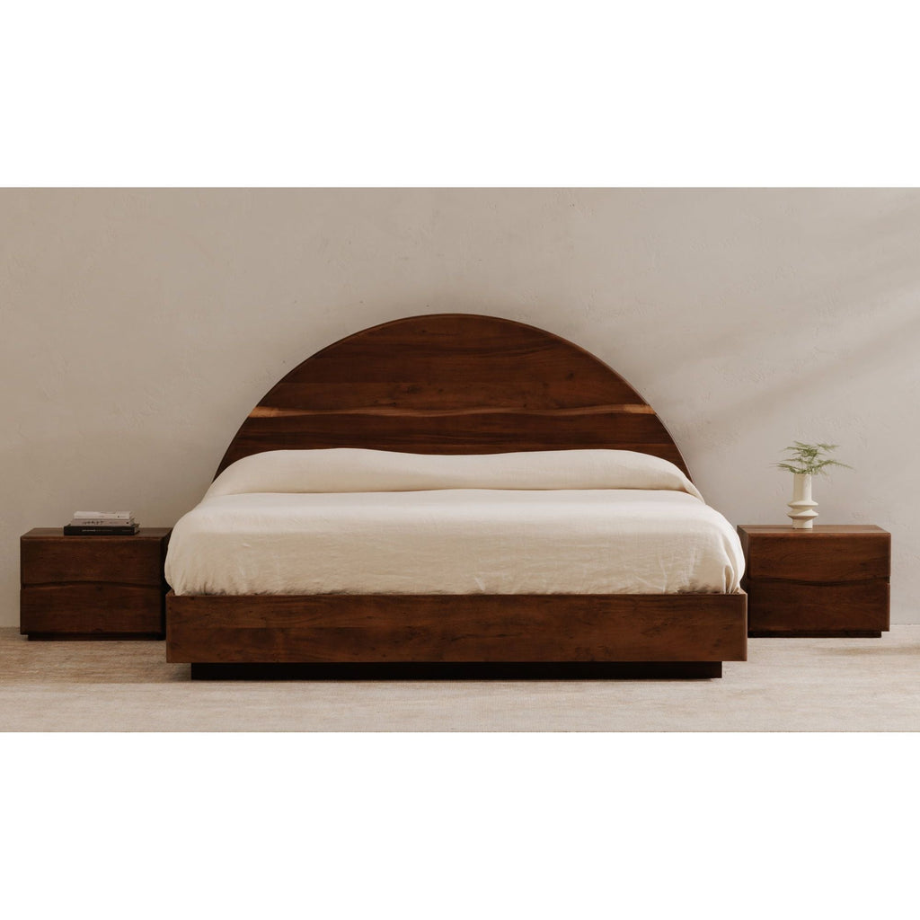 Table de chevet en acacia massif naturel et finition noyer avec détails de bords bruts et deux tiroirs pour chambre à coucher