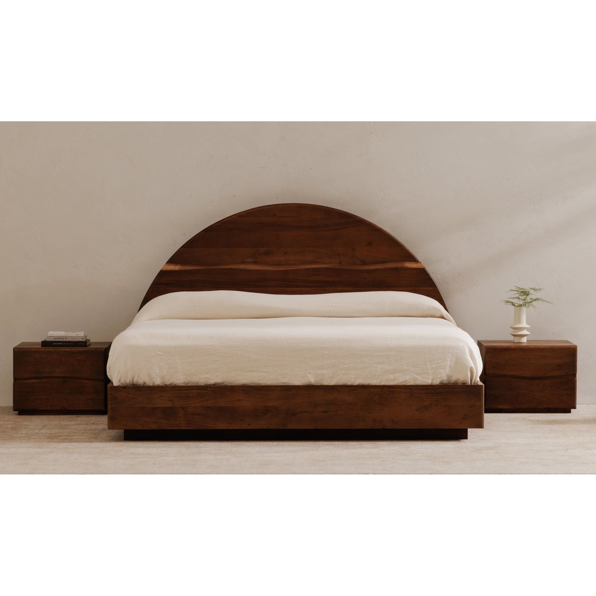 Table de chevet en acacia massif naturel et finition noyer avec détails de bords bruts et deux tiroirs pour chambre à coucher