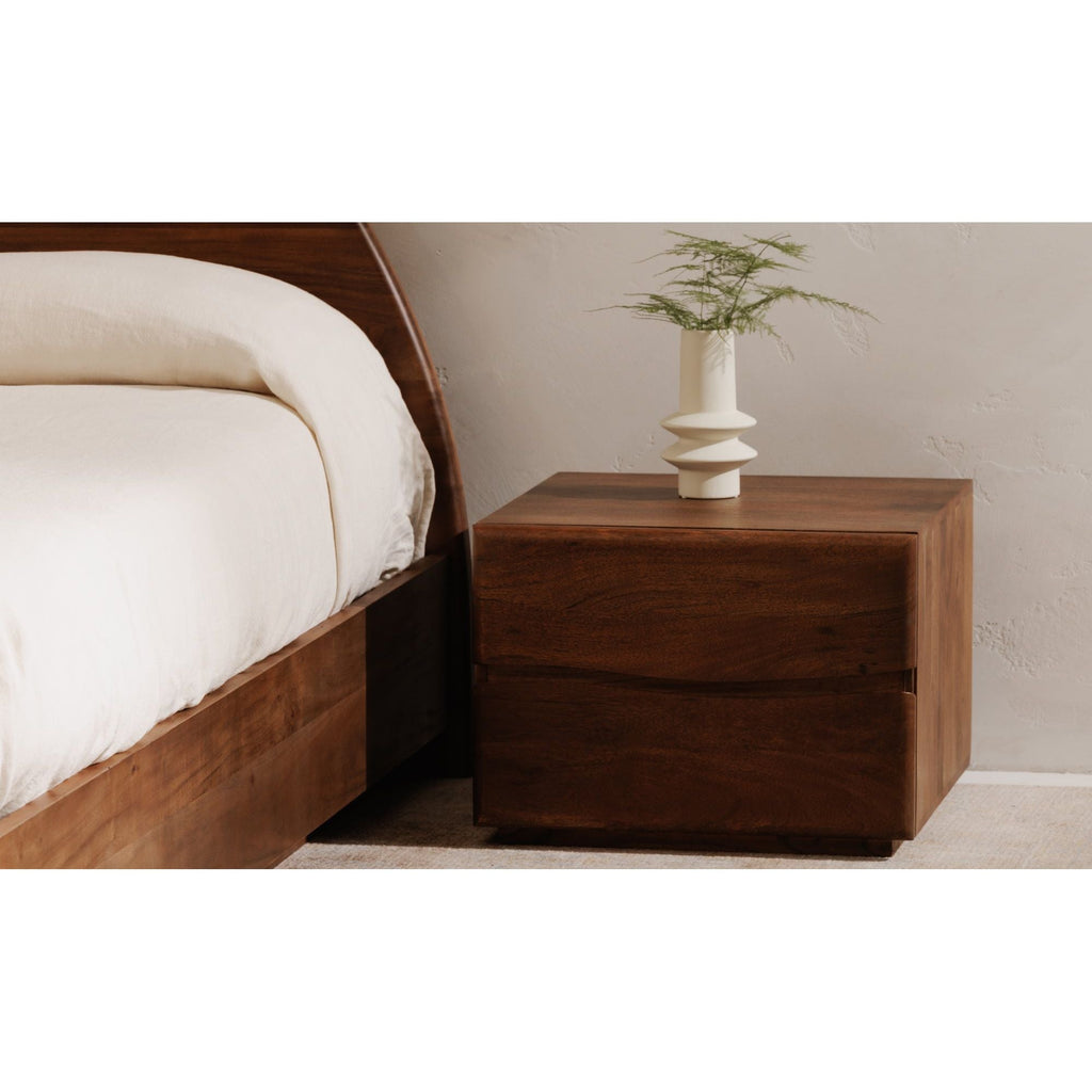 Table de chevet en acacia massif naturel et finition noyer avec détails de bords bruts et deux tiroirs pour chambre à coucher