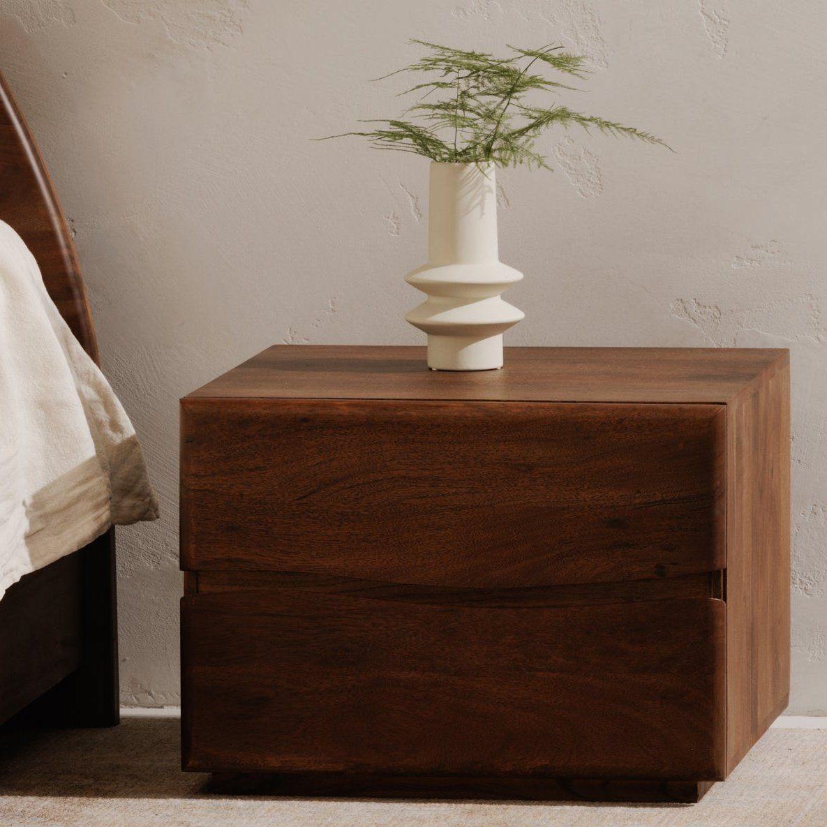 Table de chevet en acacia massif naturel et finition noyer avec détails de bords bruts et deux tiroirs pour chambre à coucher