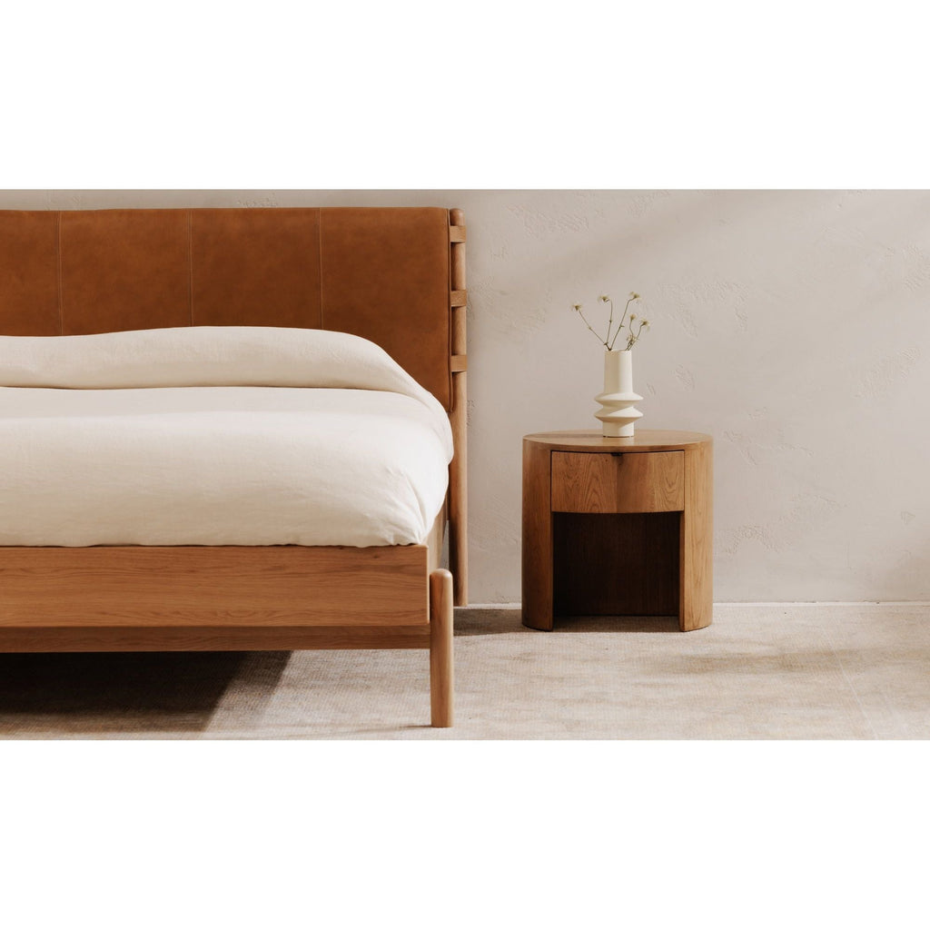 Table de chevet minimaliste en chêne massif courbé à 1 tiroir avec glissières à fermeture douce et poignée métallique pour chambre à coucher