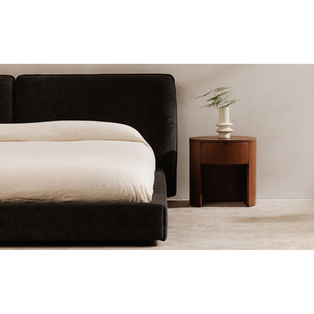 Table de chevet minimaliste en chêne massif courbé à 1 tiroir avec glissières à fermeture douce et poignée métallique pour chambre à coucher