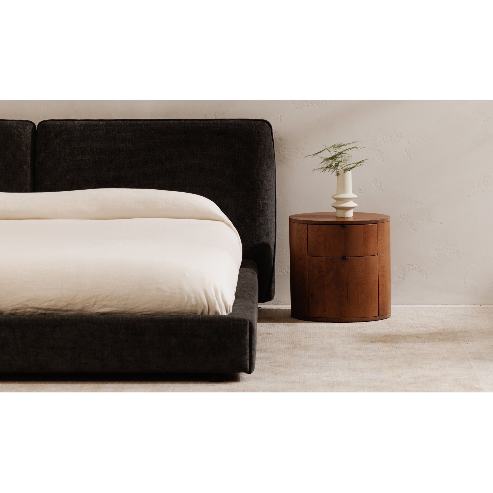Table de chevet minimaliste en chêne massif courbé à 2 tiroirs avec glissières à fermeture douce et poignée métallique pour chambre à coucher