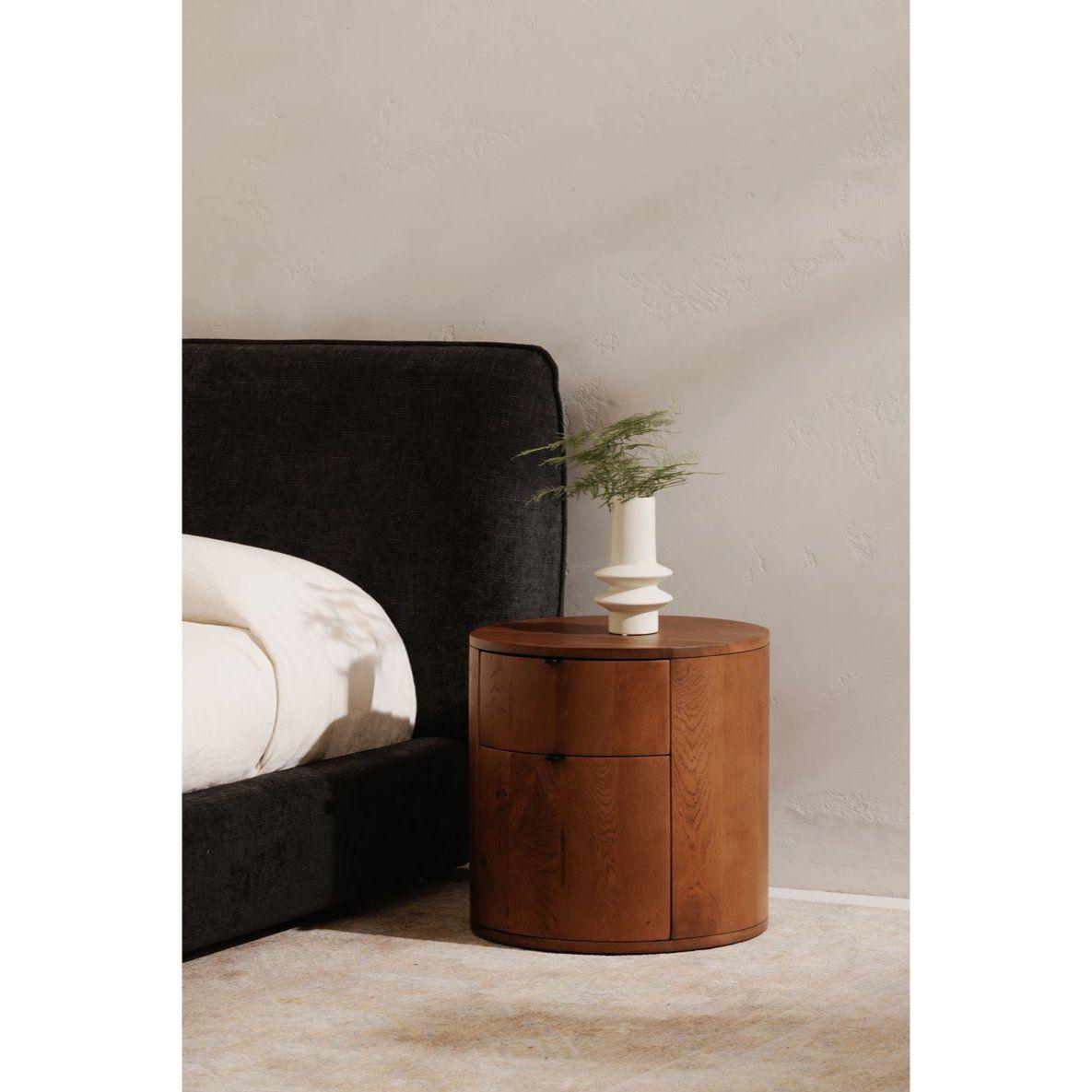 Table de chevet minimaliste en chêne massif courbé à 2 tiroirs avec glissières à fermeture douce et poignée métallique pour chambre à coucher