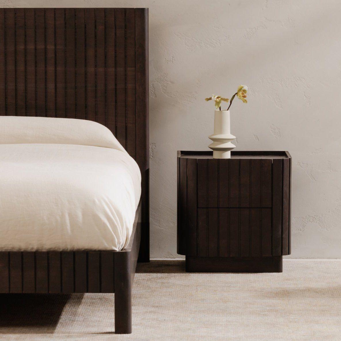 Table de chevet moderne noire en acacia massif avec texture nervurée et tiroirs à fermeture douce pour la chambre