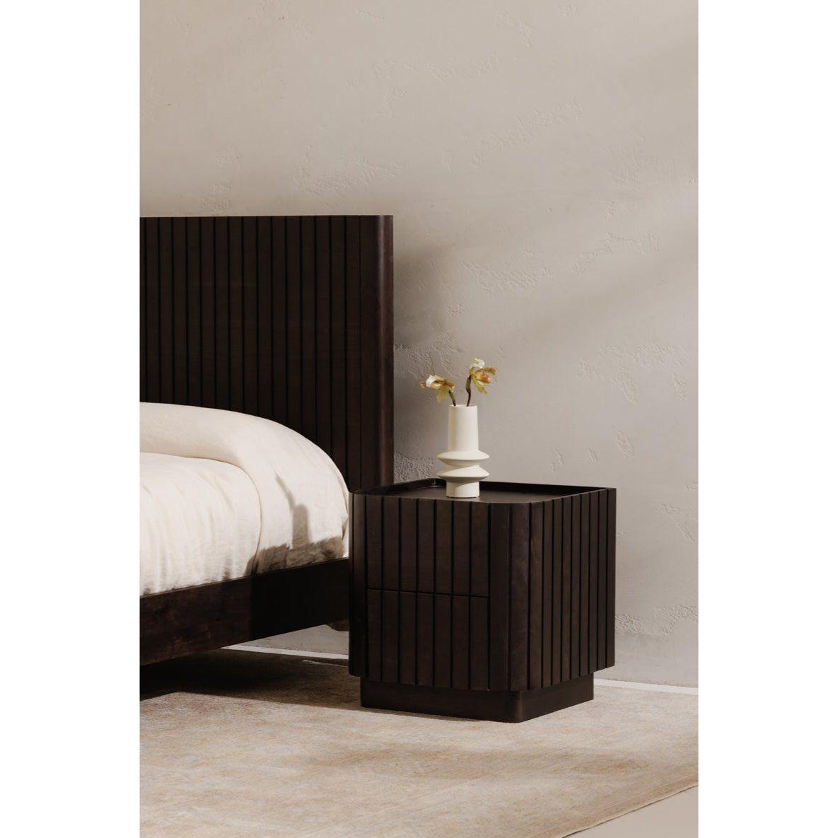 Table de chevet moderne noire en acacia massif avec texture nervurée et tiroirs à fermeture douce pour la chambre