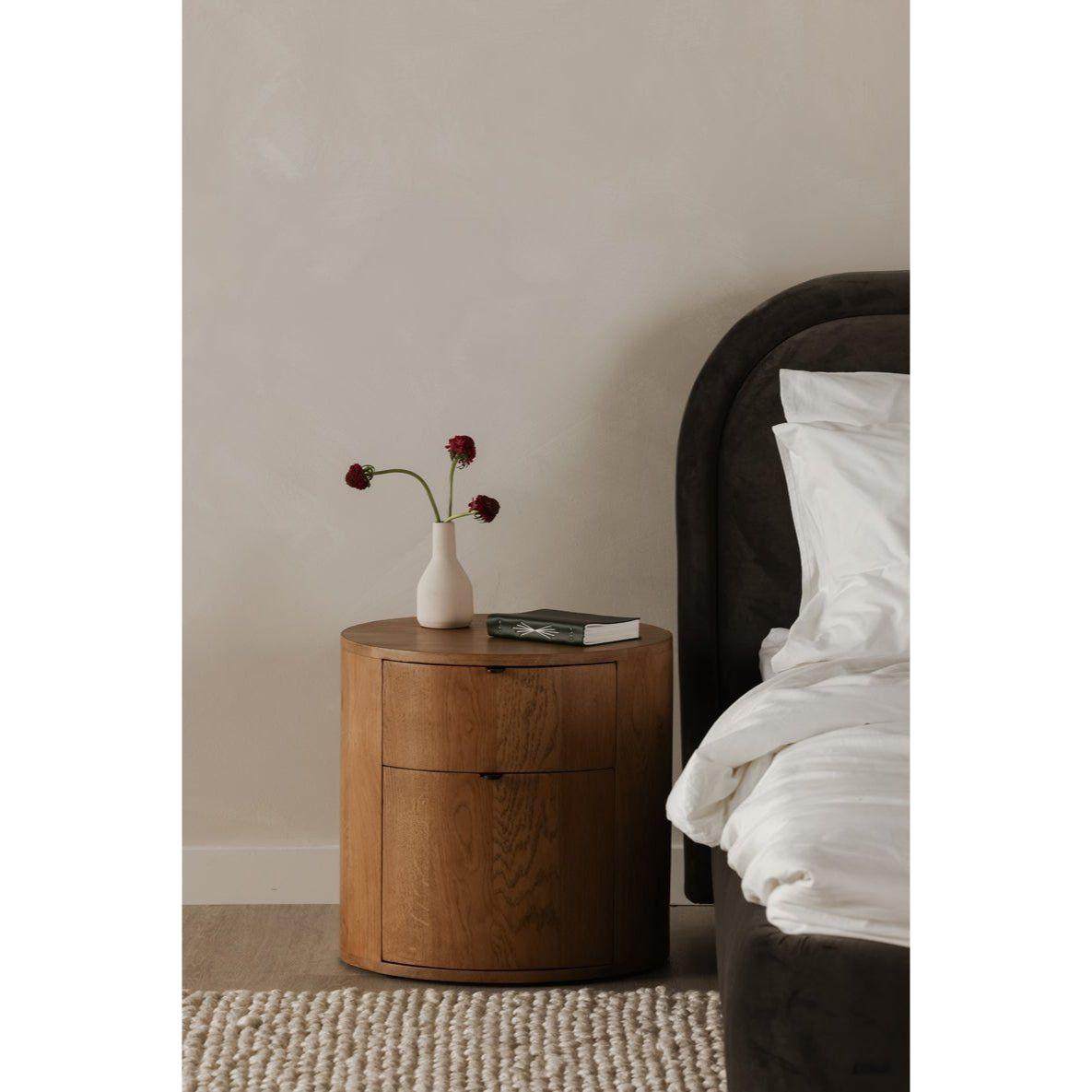 Table de chevet minimaliste en chêne massif courbé à 2 tiroirs avec glissières à fermeture douce et poignée métallique pour chambre à coucher
