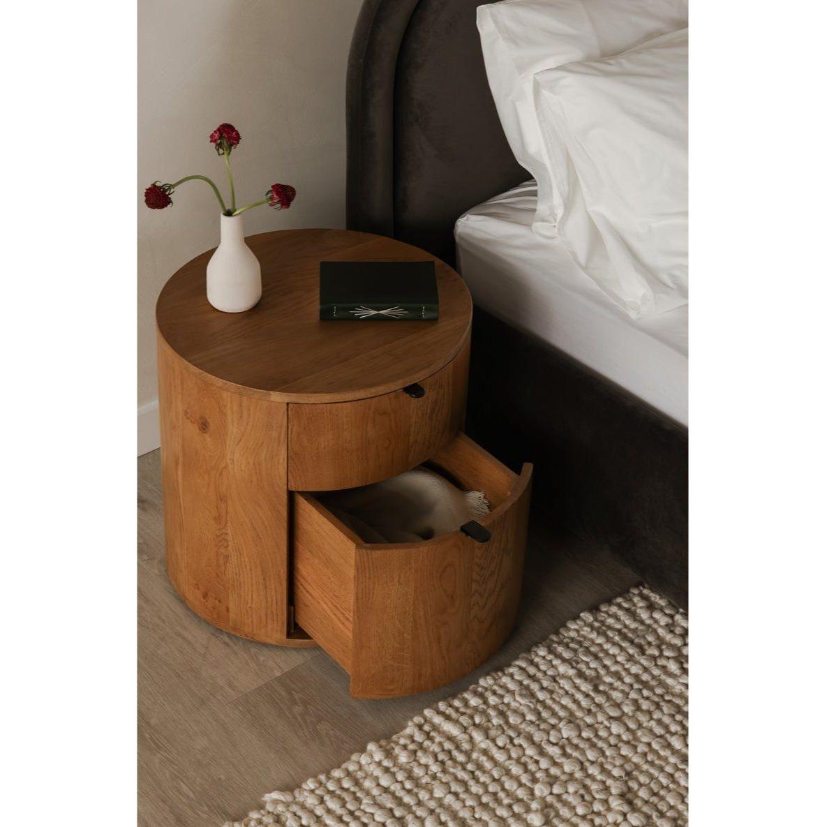 Table de chevet minimaliste en chêne massif courbé à 2 tiroirs avec glissières à fermeture douce et poignée métallique pour chambre à coucher