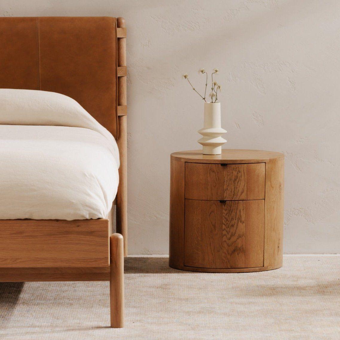 Table de chevet minimaliste en chêne massif courbé à 2 tiroirs avec glissières à fermeture douce et poignée métallique pour chambre à coucher