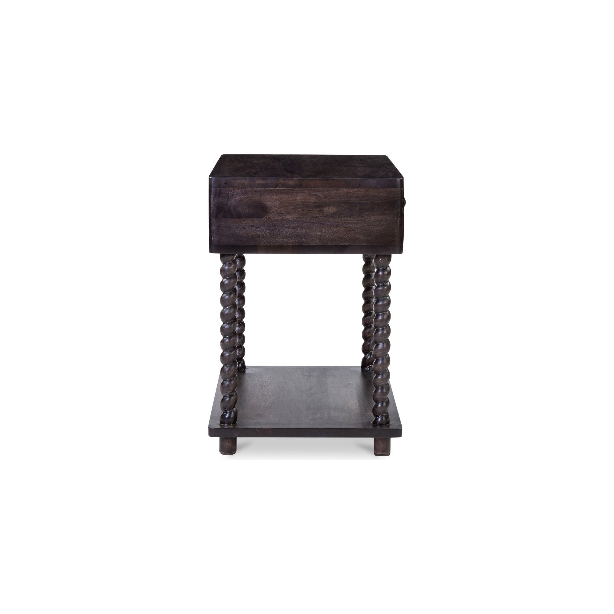 Table de chevet traditionnelle en bois de manguier brun foncé avec pieds tournés et étagère inférieure pour chambre à coucher