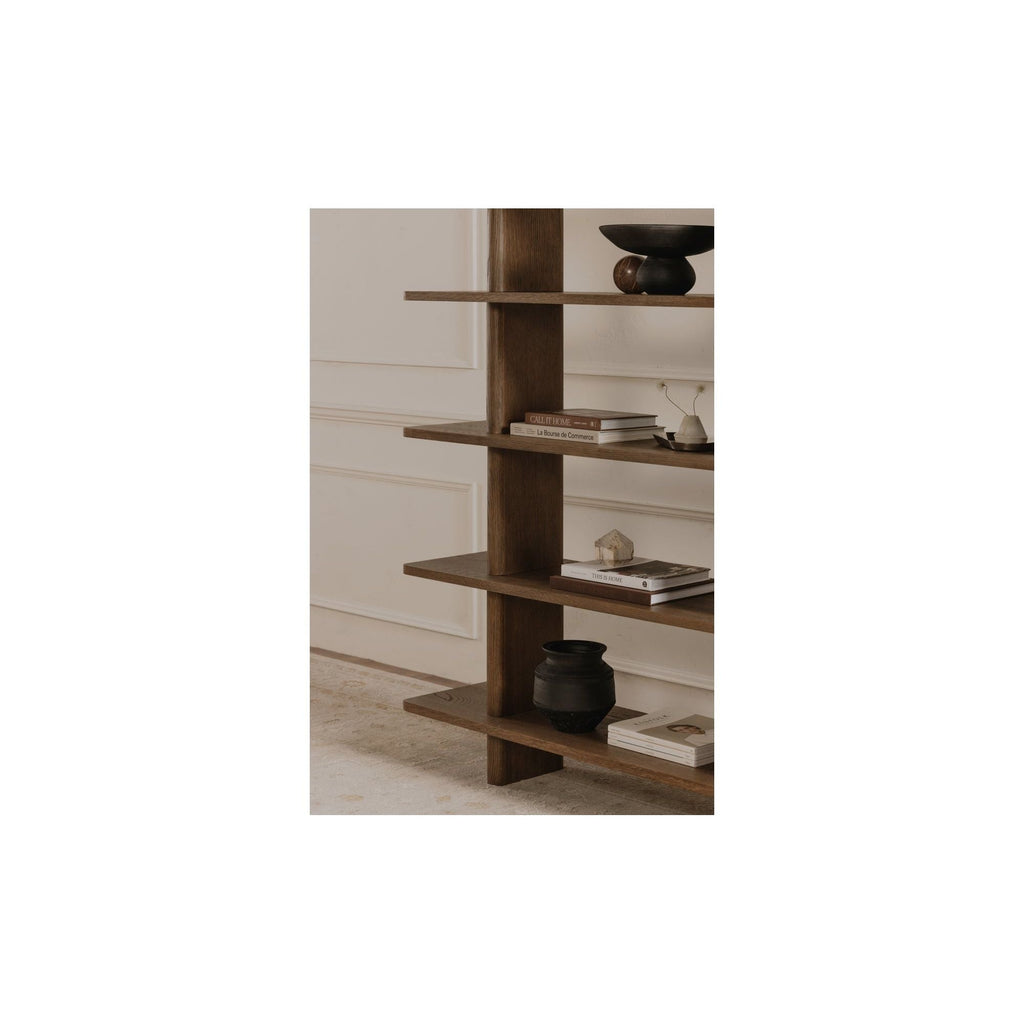 Grande bibliothèque classique en chêne massif et placage de chêne avec bordure bullnose et détails arrondis pour bureau ou salon