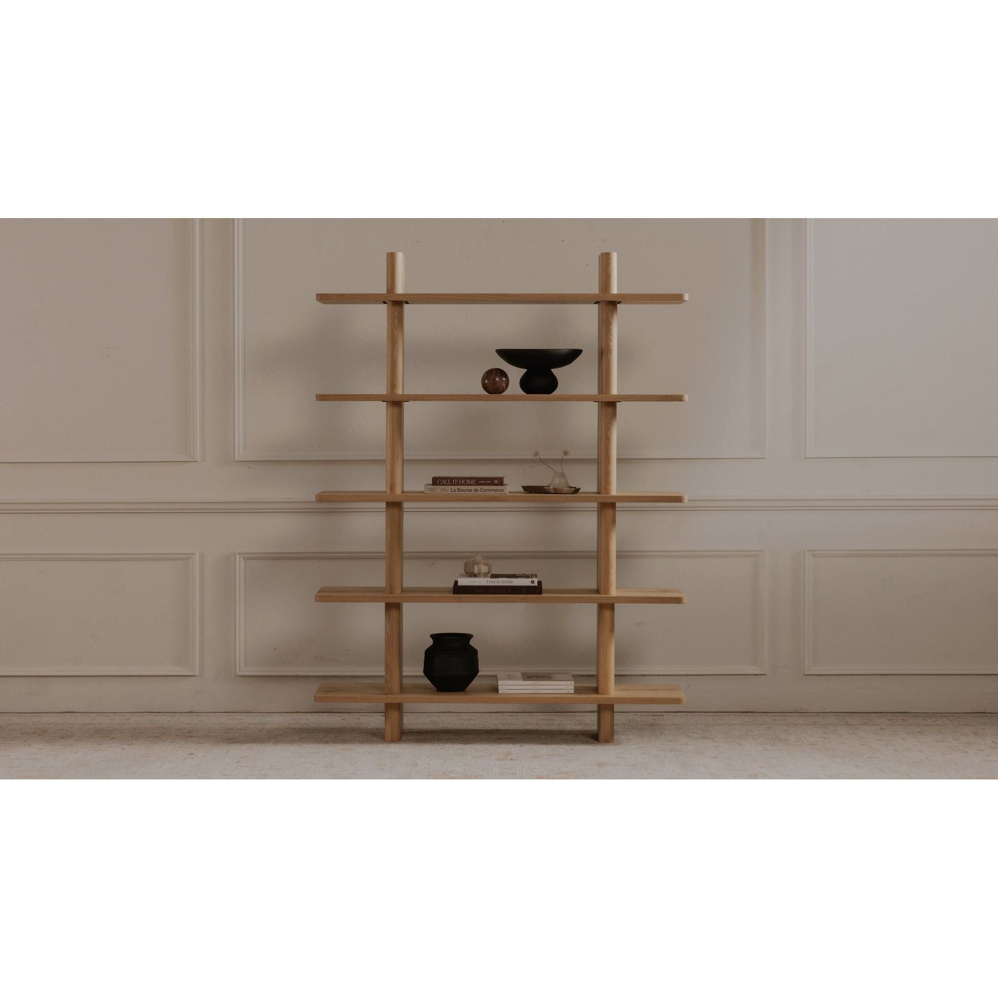 Grande bibliothèque classique en chêne massif et placage de chêne avec bordure bullnose et détails arrondis pour bureau ou salon